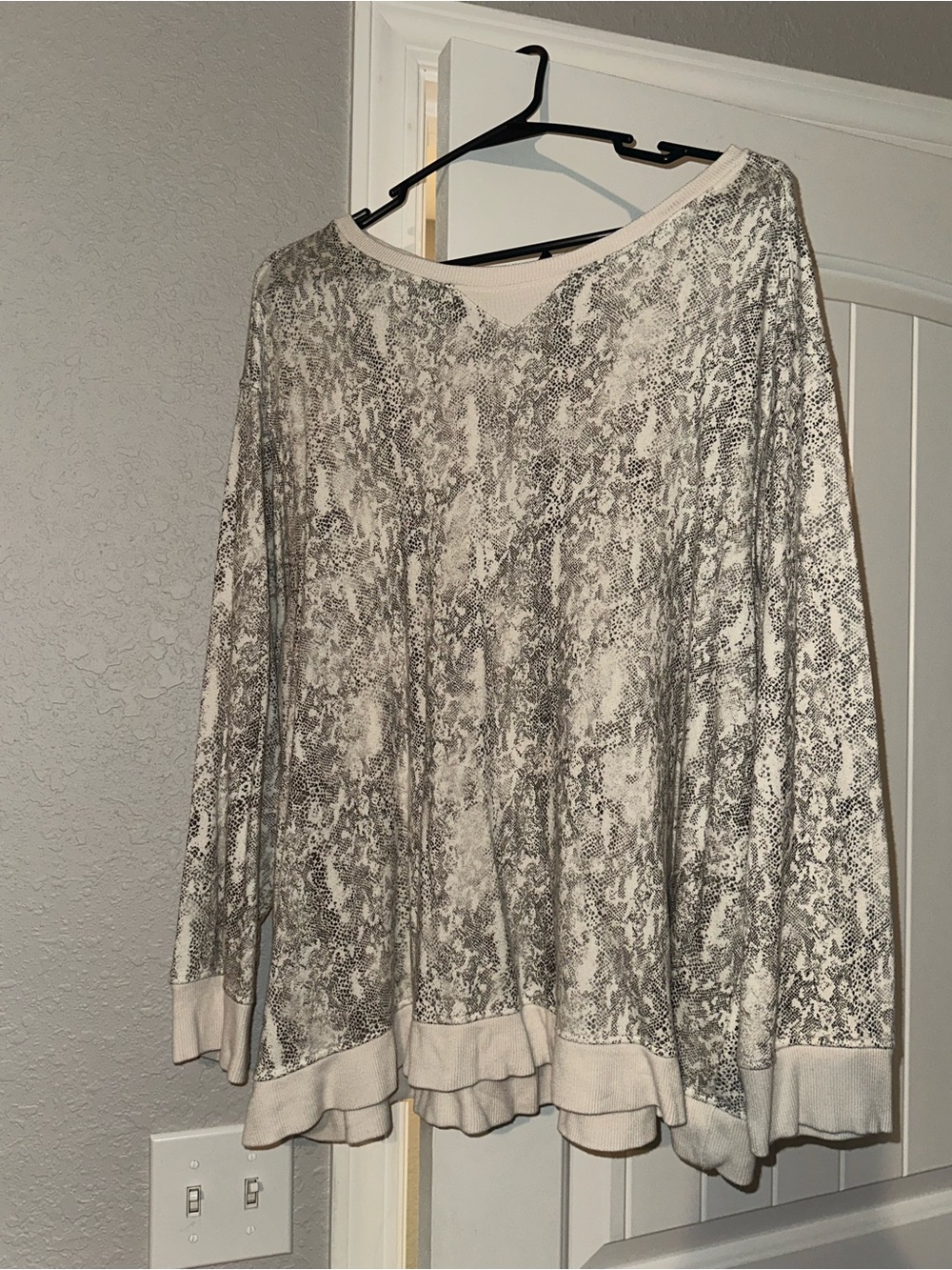 Jane and Delancey Cream and Gray Printed Long Sleeve Top